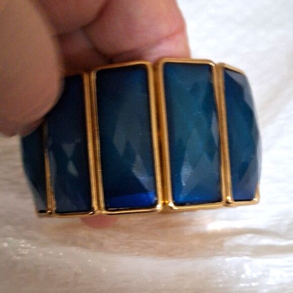 A Women's Stretchy Panel Cuff Bracelet Royal Blue Faceted Acrylic Elegant - Picture 3 of 7